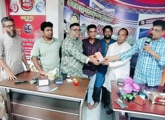 নবীন শিল্পী শামীম’কে মানবতার ফেরিওয়ালা খান সেলিম রহমানের মোবাইল উপহার