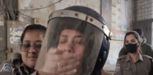 সাংবাদিকদের সঙ্গে কথা বলতে বাধা: সাবেক এমপি তুহিনের মুখ ‘চেপে’ ধরলো পুলিশ