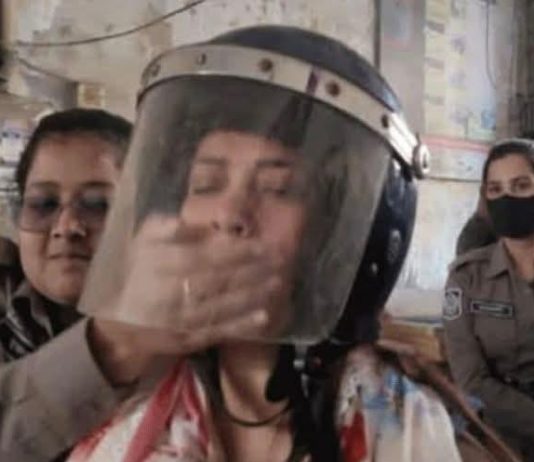 সাংবাদিকদের সঙ্গে কথা বলতে বাধা: সাবেক এমপি তুহিনের মুখ ‘চেপে’ ধরলো পুলিশ