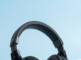 সংসদের নতুন হেডফোনের মান নিয়ে ক্ষুব্ধ মীর আহমেদ বিন কাসেম: ‘কান থেকে মাথা পর্যন্ত ব্যথা’