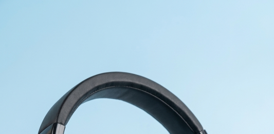 সংসদের নতুন হেডফোনের মান নিয়ে ক্ষুব্ধ মীর আহমেদ বিন কাসেম: ‘কান থেকে মাথা পর্যন্ত ব্যথা’